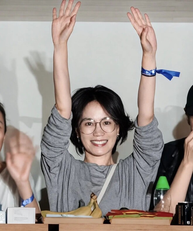 57岁王菲现身女儿演唱会 短裤雨靴秀美腿白又薄（配图3）