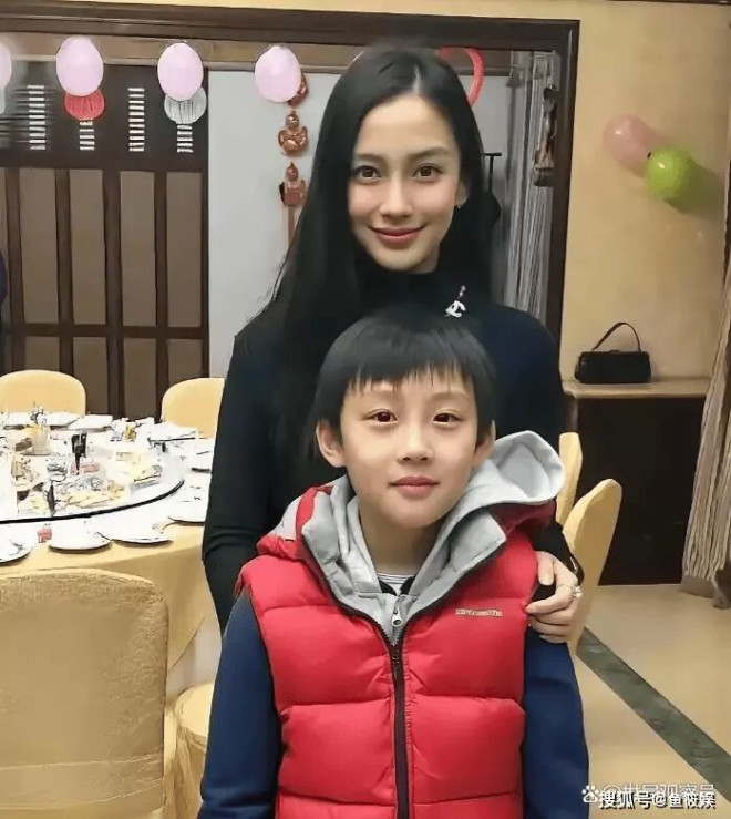 黄晓明儿子长相太出众 网友：太像Angelababy了