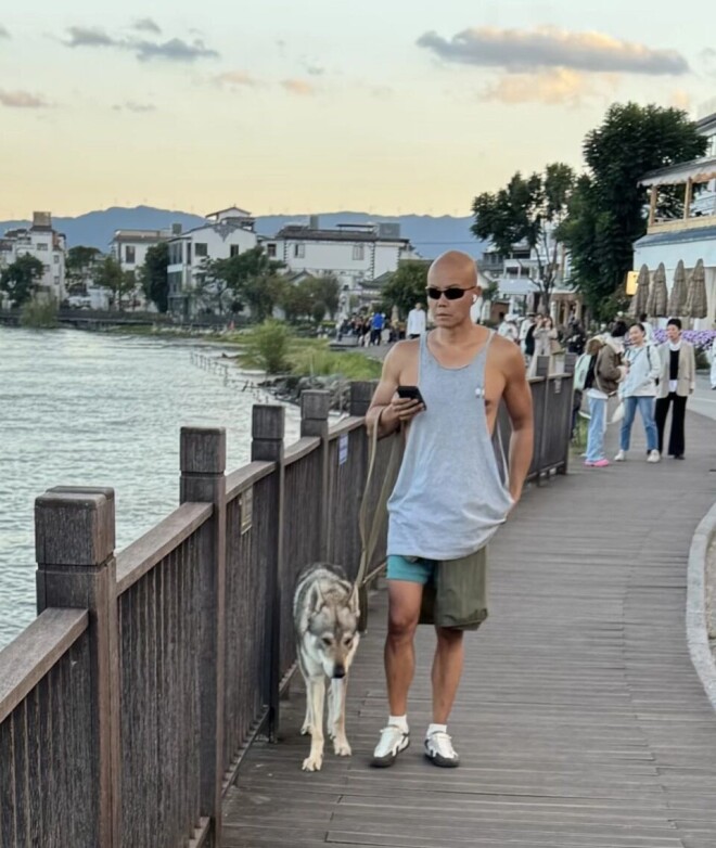 51岁乐嘉洱海散步 独自遛狗身材健硕气场十足（配图1）