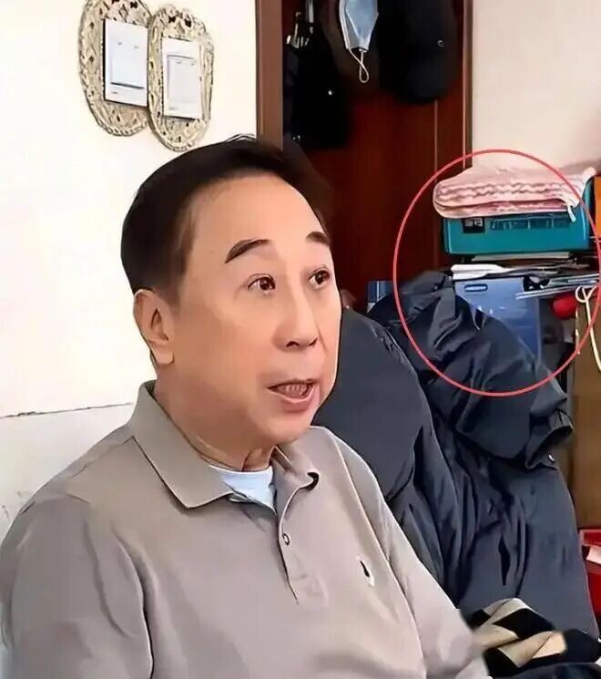 冯巩老旧小区生活照曝光 沙发破皮茶杯掉漆（配图2）