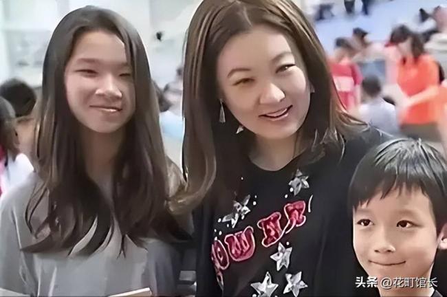 伏明霞全家罕见同框 完全富婆样 女儿似明星