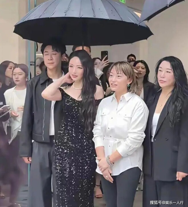 董璇张维伊同框状态大变：他剪发去油 她显老（配图1）