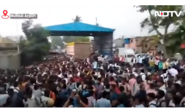 机场招聘现场 2.5万人抢爆 差点闹出人命