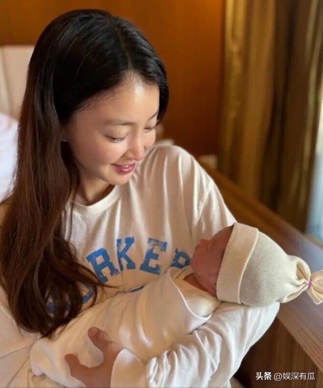 44岁演员女星穿泳装给女儿喂奶 日常画面引热议（配图23）