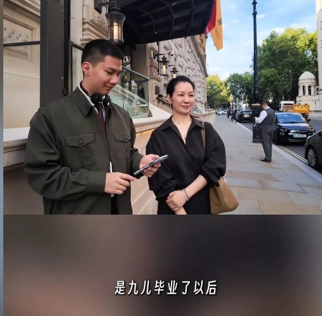 胡军一家四口现身英国 女儿长得像妈妈（配图7）