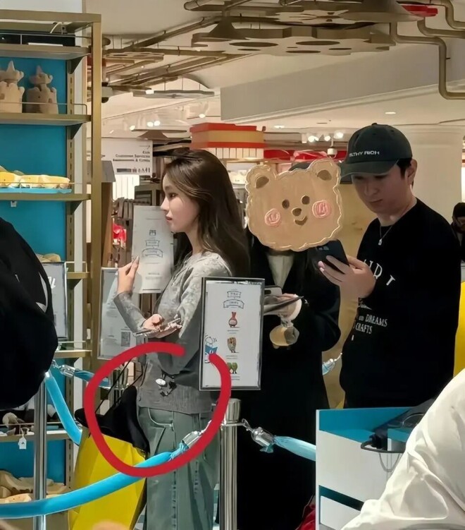 王思聪带女友香港偶遇 头秃脸蜡黄大劳抢镜（配图8）