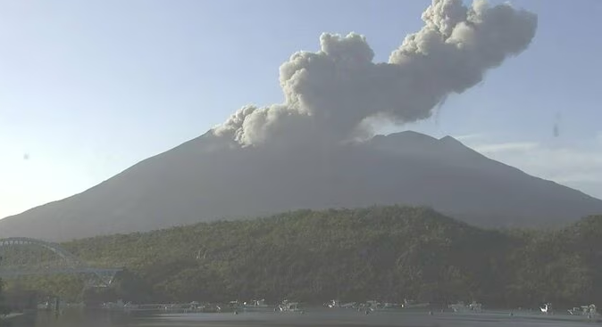 ▲▼日本鹿儿岛县樱岛火山南岳山顶火口25日下午喷发。（图／翻摄自X）