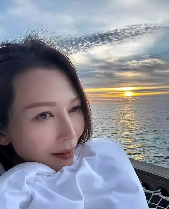 荒唐！上海电视节红毯 两位女星为压轴拒绝下车（配图15）