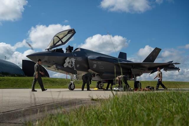  伊朗革命衛隊宣稱，30日再度襲擊約旦美軍基地，摧毀3架F-35戰機，但遭到美軍中央司令部的否認。 圖：翻攝自United States Department of War官網（資料照） 