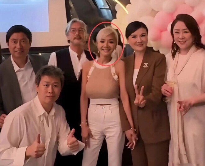 60岁叶子楣给朋友庆生 打扮清爽显年轻（配图6）
