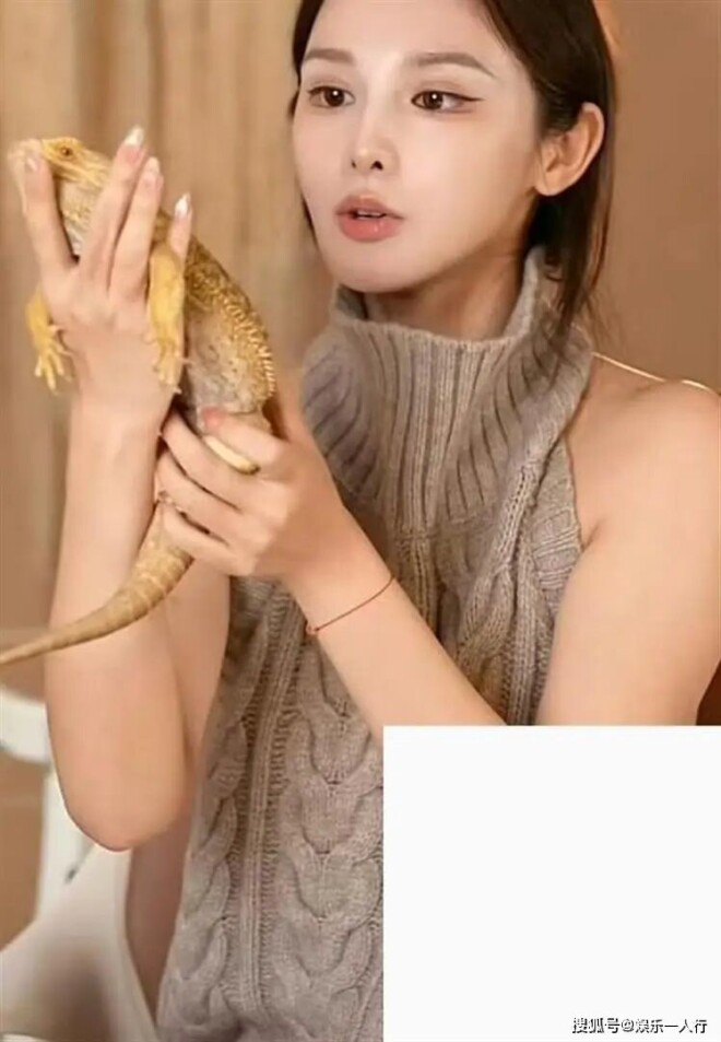 这跟没穿有何不同？35岁女星直播穿搭引发争议（配图7）