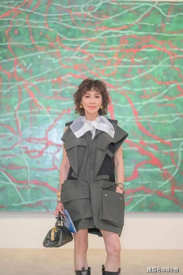 60岁刘嘉玲烫了泡面头年轻25岁 美得像换了个人（配图4）