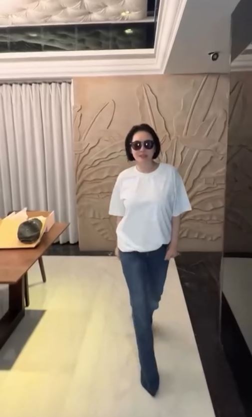 小S穿上女兒設計的牛仔褲，在鏡頭前自信擺出各種Pose，還踩著專業台步走秀。（圖／翻攝自IG @elephantdee）