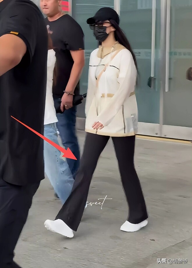刘亦菲穿60块上衣背两万LV包 双腿粗壮丰腴（配图9）
