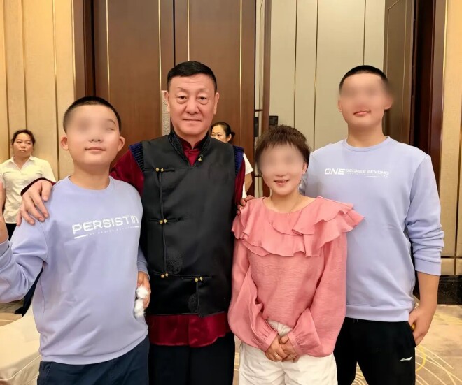 韩磊携妻子其其格参加婚宴 喝到满脸红（配图1）