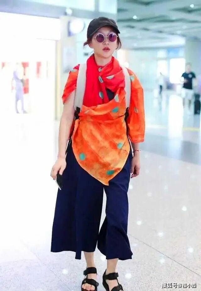 周迅真厉害 “裹2块布”就走机场上半身（配图2）