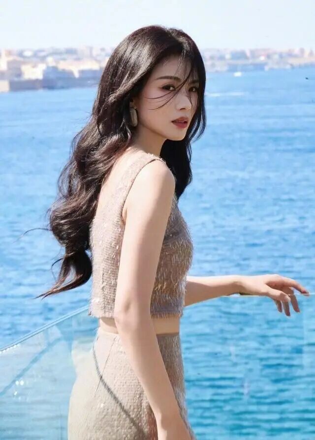 蒋欣被占便宜当场大叫 袭胸吻脖子只是冰山一角（配图11）