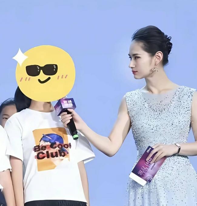 《奥德赛》剧组访华 上海女主持弯腰、屈膝....