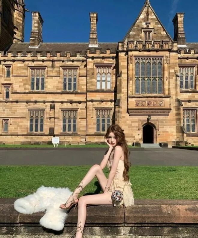 王思聪女友懒懒身材引热议 双腿细得像筷子（配图1）
