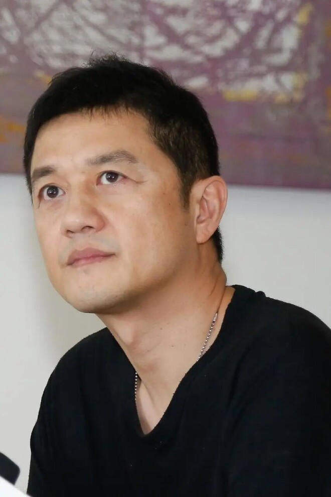 55岁李亚鹏疑似恋爱 身边女伴侧颜很像王菲（配图1）