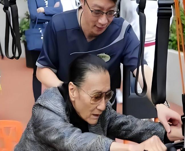 谢贤刚去世没几天，陈凯歌走路摇晃身体也出问题