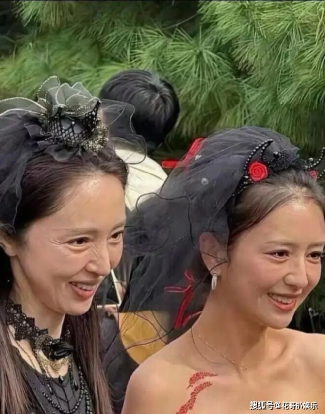 佟丽娅董璇路人拍的生图曝光 网友：像两老巫婆（配图1）