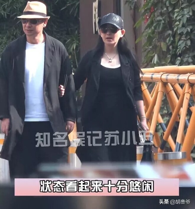 曝54岁赵文卓拼4胎 44岁老婆小腹隆起藏不住（配图6）