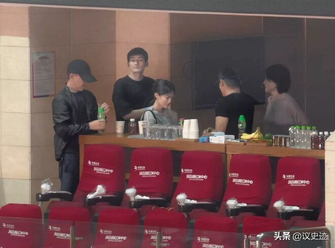 那英19岁女儿现身妈妈演唱会 染一头黄发（配图2）