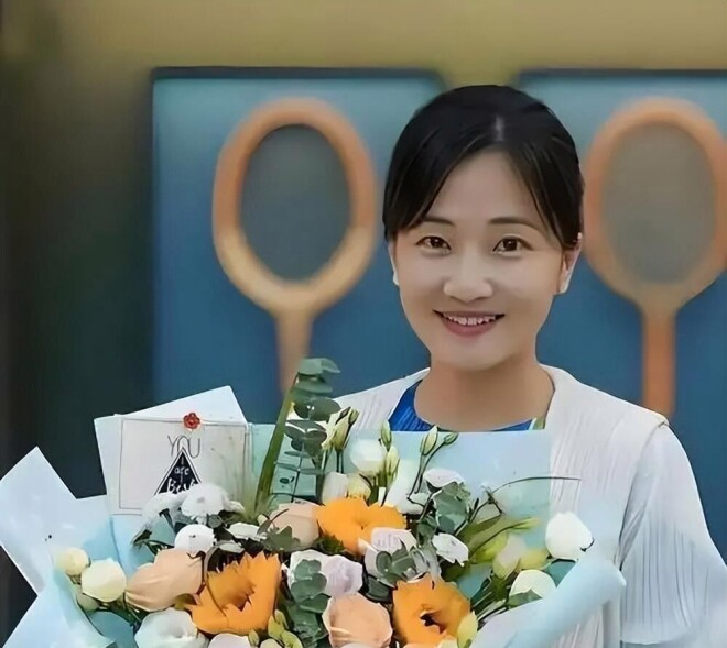 离婚后带着儿子租房子住 如今48岁再次走红（配图3）