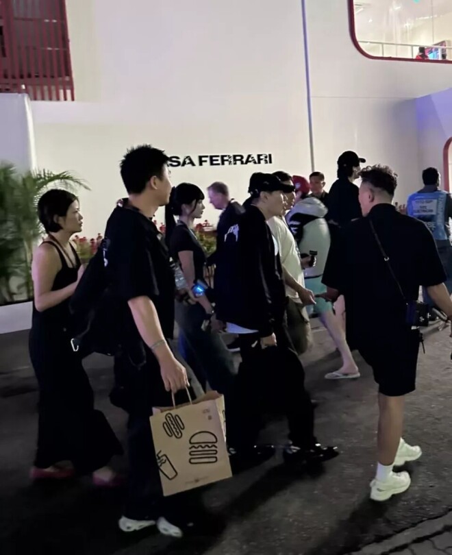 45岁林俊杰携女友新加坡逛街 全程牵手超宠溺（配图1）