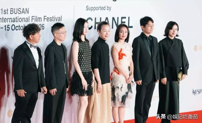 近距离看周迅：脸肿的认不出 头发黑却稀疏（配图22）