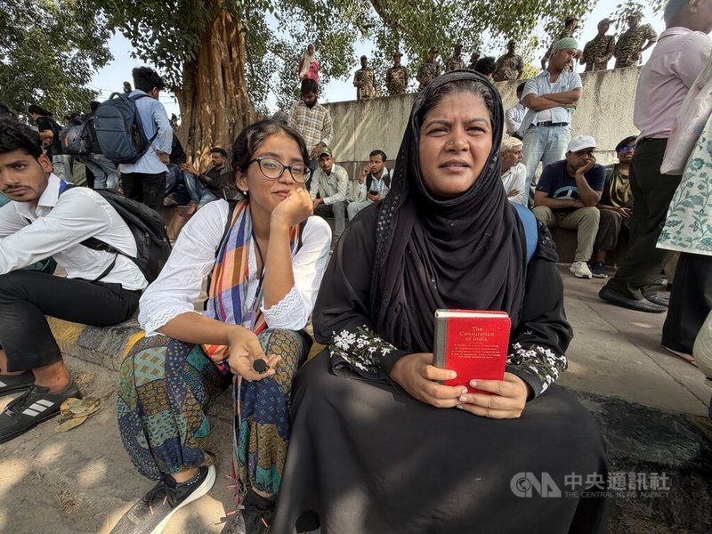 蟑螂人民黨（CJP）與全印學生聯會（AISA）10日號召民眾，抗議印度選舉委員會修訂選民名冊（SIR），導致1.3億人投票資格受損，並要求選委會主席庫瑪（Gyanesh Kumar）為此下台。圖為參加抗議的民眾。中央社記者李晉緯新德里攝　115年10月10日