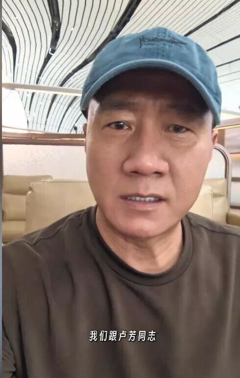 胡军一家四口现身英国 女儿长得像妈妈（配图1）