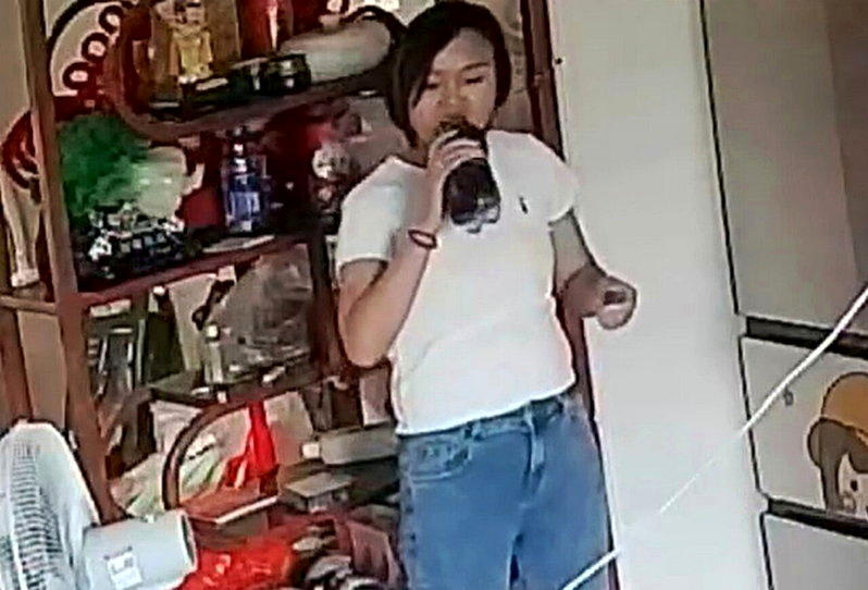 廣東一名李姓女子日前喝可樂，因瓶口結冰塞住，用力咬開，沒想到「砰」的一聲，可樂瓶...