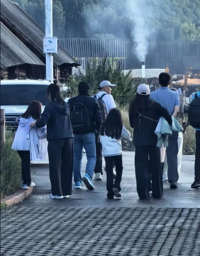 霍启刚一家7口新疆旅行 郭晶晶素颜和善又大气（配图13）