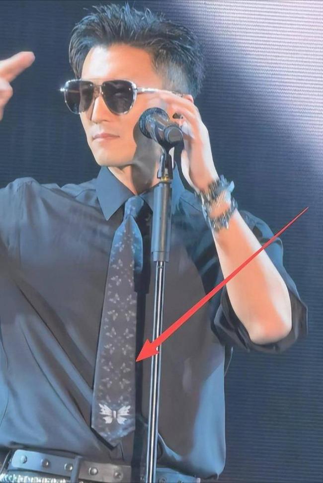 亲儿子不亲、王菲闺女不认，谢霆锋处境太尴尬