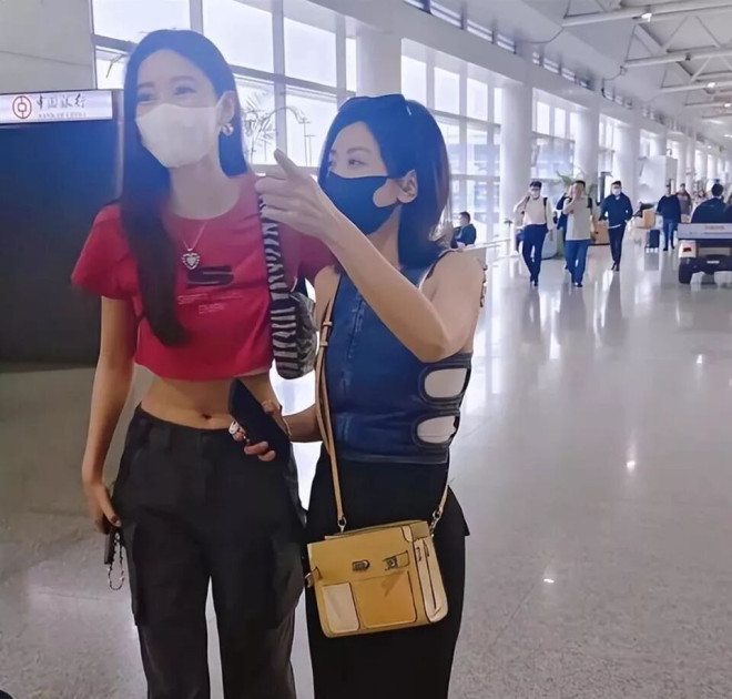 贾静雯逛超市被偶遇 穿露腰背心时髦似少女（配图4）