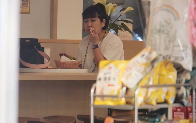 Selina中年发福，肚子比老公还大
