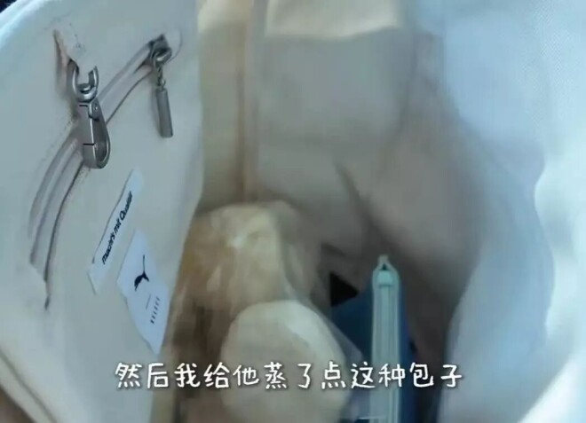 63岁水均益活成孤家寡人 一人烤4个定西土豆（配图16）