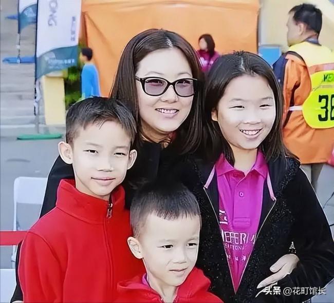 伏明霞全家罕见同框 完全富婆样 女儿似明星