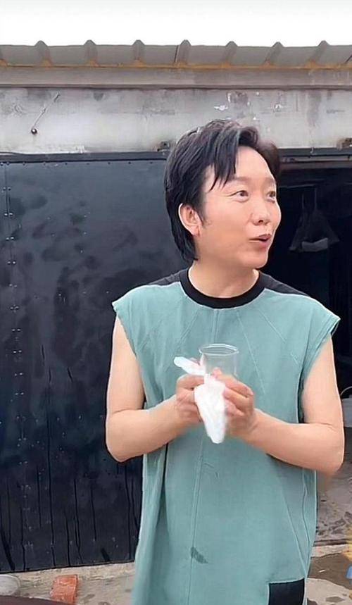 他卖掉北京豪宅，47岁搬进深山独自生活