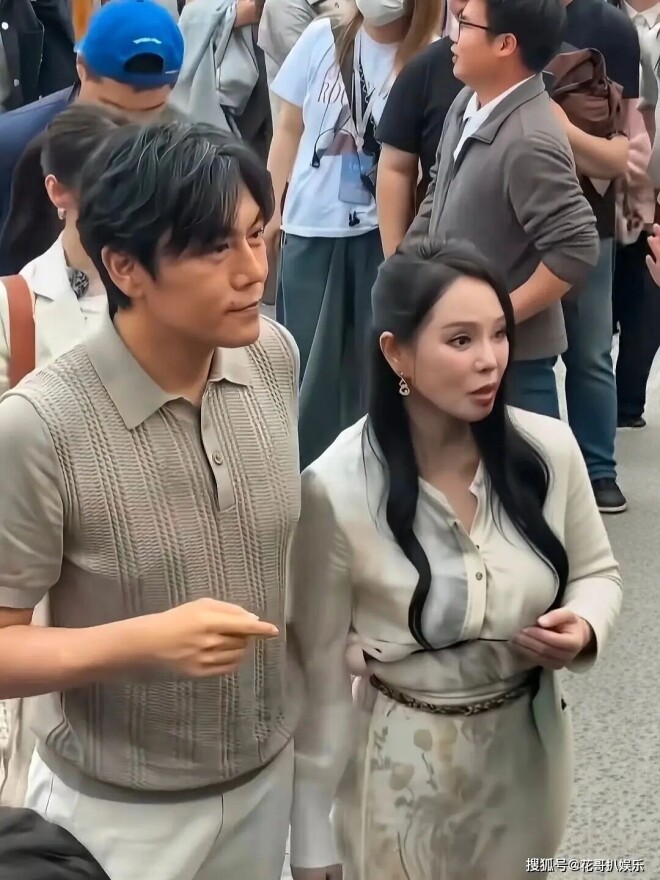 秦昊伊能静路透曝光 夫妻出门形同陌路（配图1）
