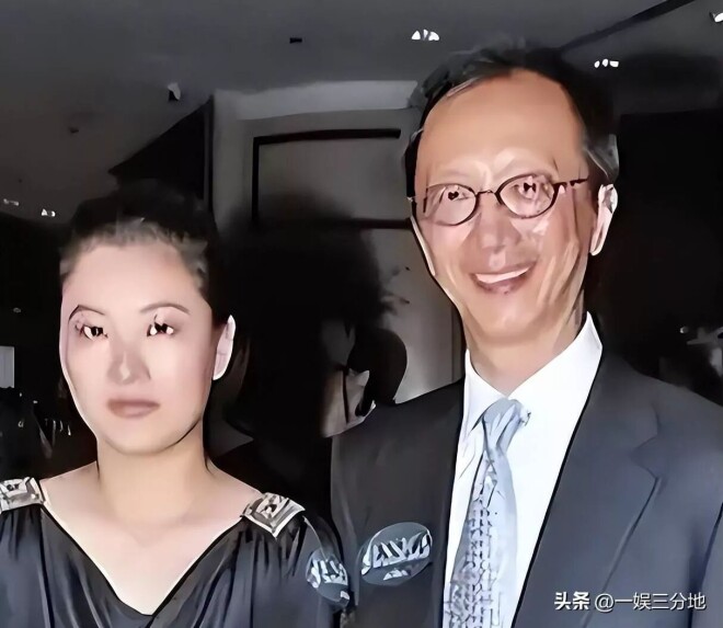 伏明霞74岁丈夫露面 佝偻头秃动作痴（配图14）