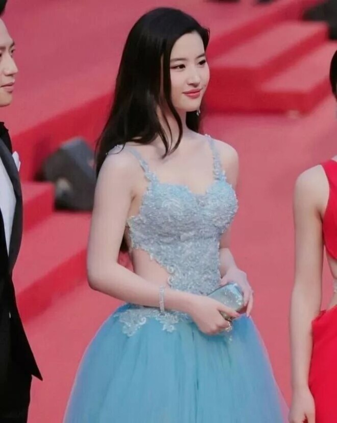 她比杨幂丰满皮肤比刘亦菲白 可惜就是红不了（配图13）