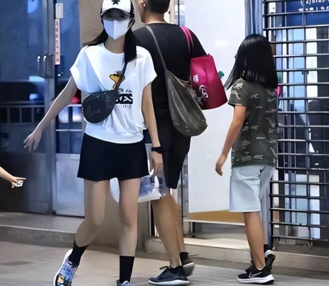 45岁安以轩：代丈夫去银行取钱遭拒 靠积蓄养娃（配图18）