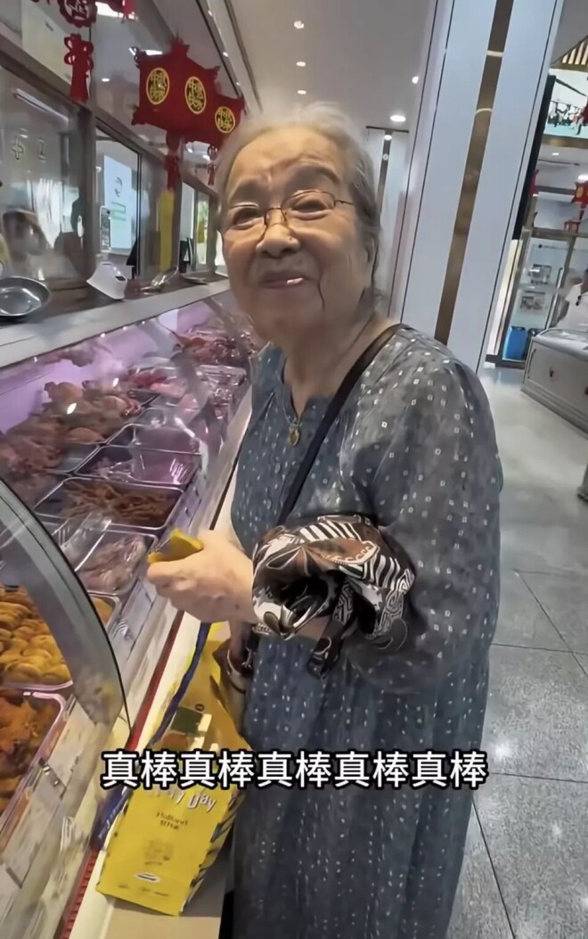 90岁“容嬷嬷”现身菜市场 穿波点长裙素雅大方（配图9）