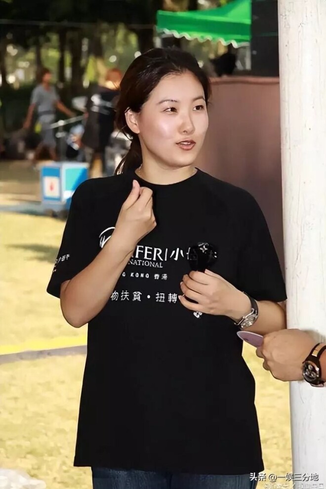 伏明霞74岁丈夫露面 佝偻头秃动作痴（配图10）