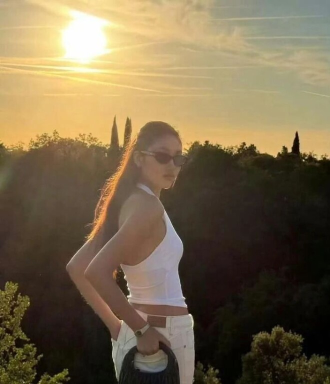 71岁任达华一家三口度假 女儿一手挽爸一手牵妈（配图5）