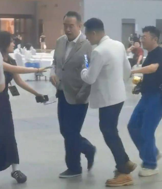 谢贤刚去世没几天，陈凯歌走路摇晃身体也出问题