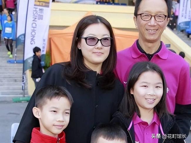 伏明霞全家罕见同框 完全富婆样 女儿似明星